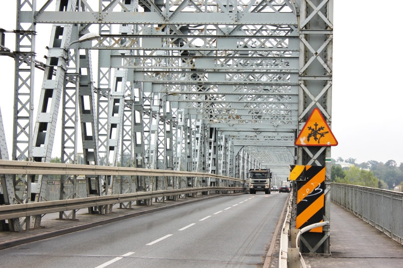 Stan mostu zagraża życiu i zdrowiu ludzkiemu - uznał nadzór budowlany. (Daniel Krawczyk)