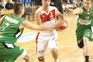 Michał SIkora (z piłką) ma prowadzić grę Wikany-Startu w tym sezonie
 (MACIEJ KACZANOWSKI)