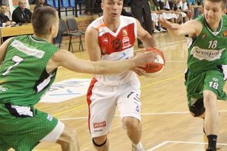 Michał Sikora (z piłką) będzie rywalizował z Łukaszem Wilczkiem o miejsce w pierwszej piątce
 (MACI