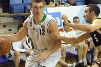 Przy piłce Mateusz Wiśniewski z Novum (MACIEJ KACZANOWSKI)