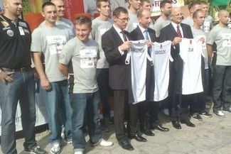 Pamiątkowe zdjęcie koszykarzy Startu z prezydentem Lublina Krzysztofem Żukiem z czwartkowej prezenta