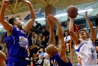 Drużyna Dominika Derwisza rozpoczęła sezon od zywcięstwa z AZS Radex Szczecin 85:74 (ANDRZEJ SZKOCKI