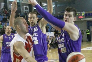 Sergiusz Prażmo (w biało-czerwonej koszulce) zamienił Start na novum (Maciej Kaczanowski)