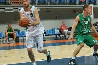 Sergiusz Prażmo (z piłką) zdobył w meczu z AZS Politechniką 21 punktów dla Novum Lublin (KKSNOVUM.CO