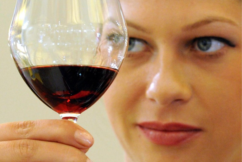 Picie czerwonego wina może pomóc w odchudzaniu (EPA/CAROLINE BLUMBERG PAP/EPA)