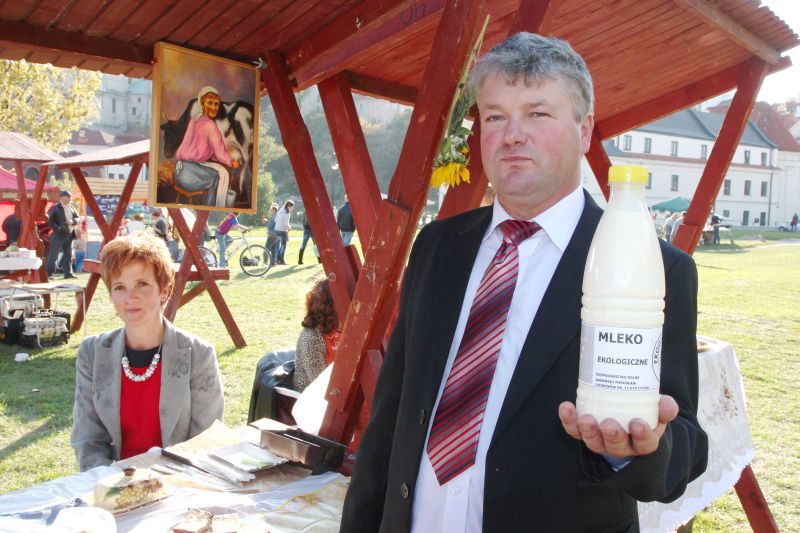 Mirosław Janowski z Ludwinowa handlował na sobotnim festynie prawdziwym mlekiem od swoich krów (Maci