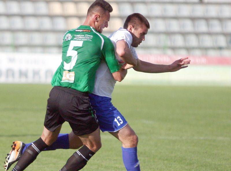 Tomasz Midzierski (z lewej) jest mocnym punktem defensywy Bogdanki (JACEK ŚWIERCZYŃSKI)