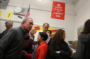 Burmistrz Mike Bloomberg odwiedza schronisko dla ewakuowanych na Staten Island (silive.com (portal s