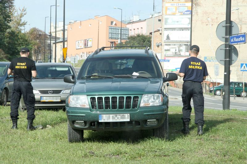 Poniedziałkowa interwencja strażników. Przy Rusałce dzikie parkowanie jest karane (MACIEJ KACZANOWSK