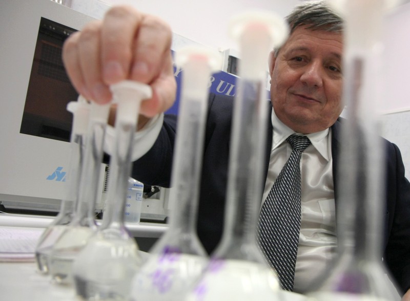 Prof. Lucjan Pawłowski skonstruował urządzenie do usuwania szkodliwych związków przy produkcji asfal