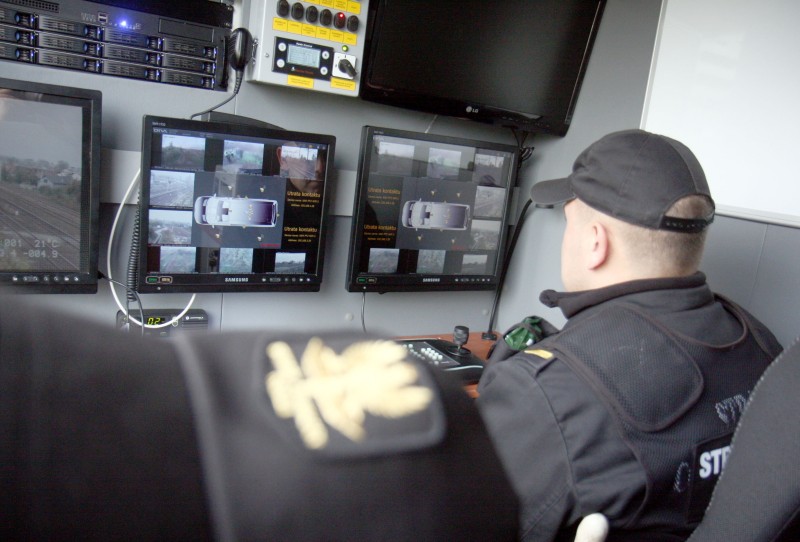 Wnętrze radiowozu SOK wyposażonego w nowoczesne kamery obserwujące okolice torowisk (Jacek Świerczyń
