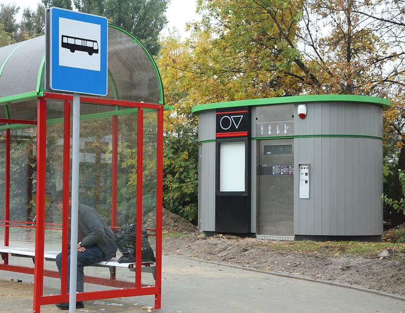 Automatyczna toaleta przy przystanku przy ul. Unickiej (Maciej Kaczanowski)