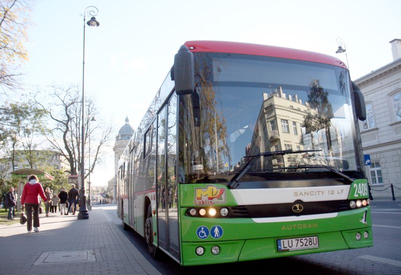 Po Lublinie jeżdżą już dłuższe, 12-metrowe autobusy marki Autosan. (Jacek Świerczyński)