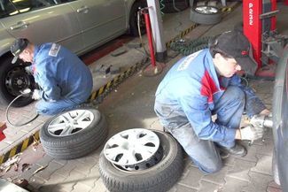 – Opony zimowe wytrzymują średnio 4 sezony. Po tym okresie lepiej wymienić je na nowe – radzi Wiktor