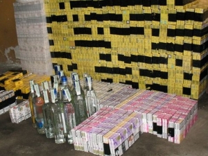 Policjanci znaleźli 1263 paczek papierosów różnych marek oraz kilka butelek alkoholu (policja)