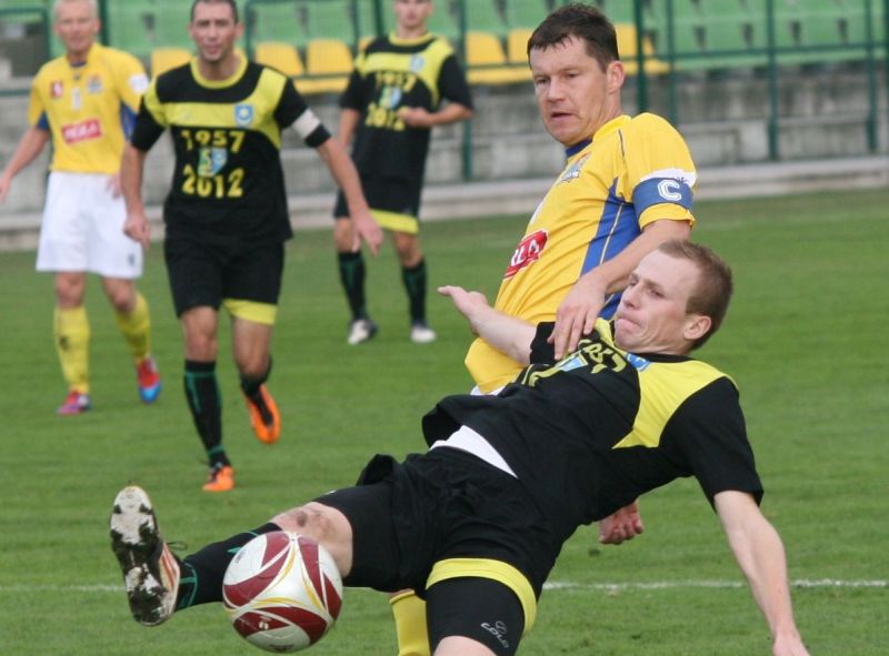 Fragment meczu w Tarnobrzegu. O piłkę walczy kapitan Motoru Piotr Karwan (z lewej) (ECHO DNIA)