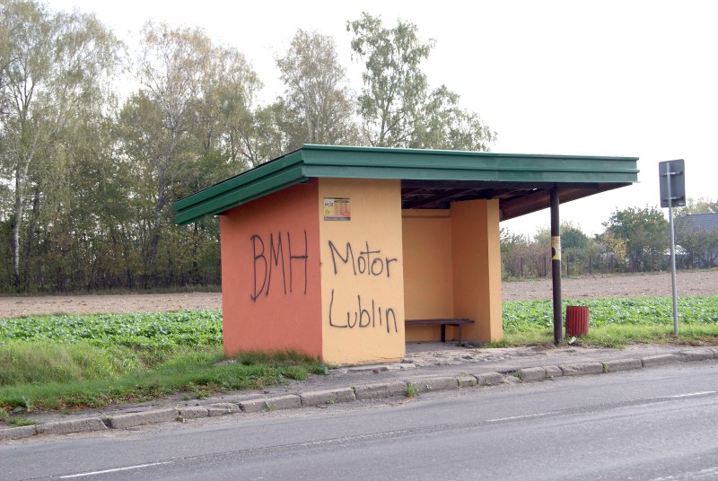 Kibice wracając z sobotniego meczu Motoru Lublin zniszczyli przystanki autobusowe w gminie Niedrzwic