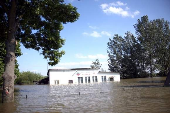Budynek klubowy LKS Wilki Wilków w czasie powodzi (Jacek Świerczyński/archiwum)