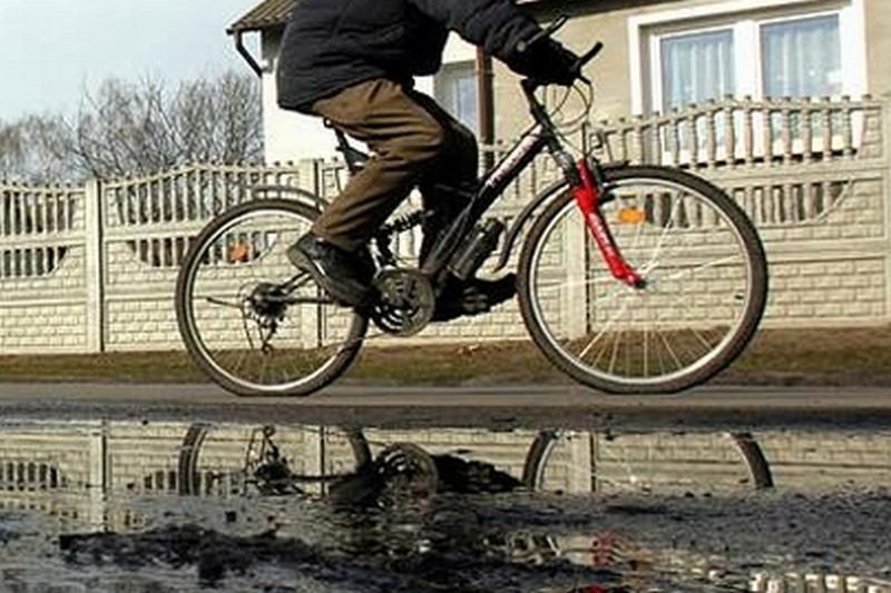 Mężczyzna jechał nieoświetlonym rowerem całą szerokością jezdni (Archiwum)