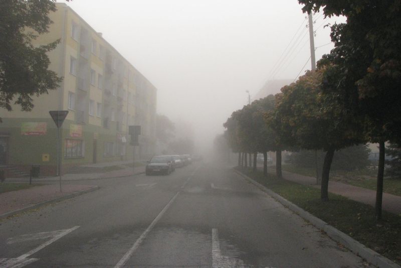 Taka mgła utrudniała życie mieszkańcom Ryk w niedzielę rano (Czytelnik J.Wojtaś/ Alarm24 Dziennika W
