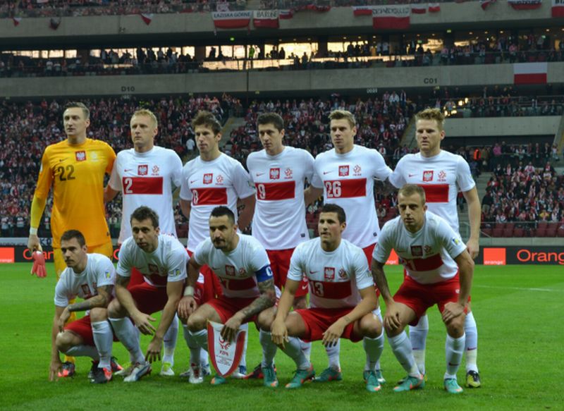 Przemysław Tytoń (w żółtym stroju) i jego koledzy tuż przed meczem z Anglią (PIOTR WARMIŃSKI)