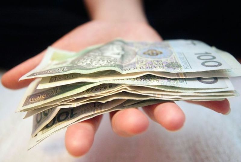 Uczennica ze szkoły w Białej Podlaskiej wydała w wakacje pieniądze, które koledzy dali jej na szkoln