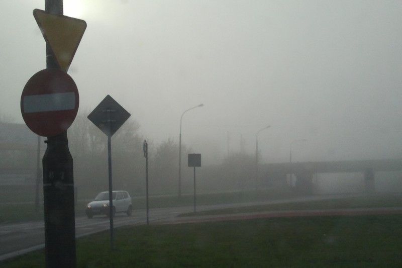 Gęsta mgła na ul. Krochmalnej w Lublinie (Jakub Markiewicz)