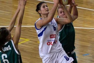 Katarzyna Trzeciak (w środku) i jej koleżanki zaczynają nowy sezon (Wojciech Nieśpiałowski)