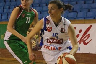 Daria Cybulak (z prawej) rzuciła w Łomiankach 16 punktów (Wojciech Nieśpiałowski)