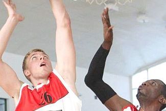 Adam Myśliwiec (z lewej) powalczy dziś na parkiecie w Piasecznie (MACIEJ KACZANOWSKI)