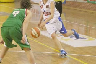 Katarzyna Trzeciak (w białym stroju) mimo młodego wieku jest jedną z liderek AZS UMCS Lublin
 (Wojc