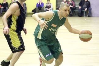 Koszykarze Cukropolu Pszczółka (zielone stroje) nie mieli w sobotę wesołych min (MACIEJ KACZANOWSKI/