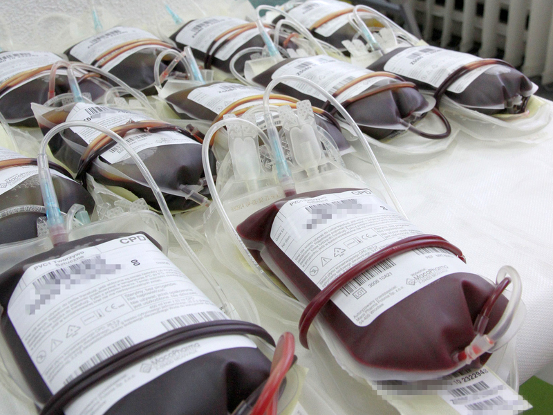 Transfuzja powinna odbywać się w obecności lekarza. (Maciej Kaczanowski)