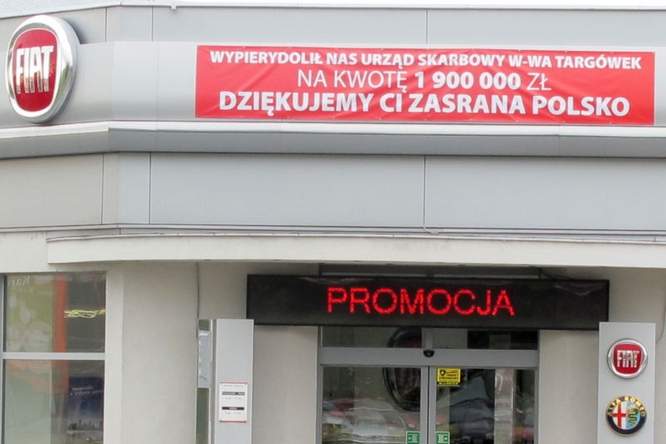Kontrowersyjny baner na budynku salonu samochodowego Fiat w Zamościu (Leszek Wójtowicz)