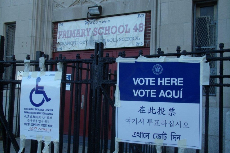 Szkoła Podstawowa nr 48 przy 18 Alei i 60 Ulicy na Brooklynie. Zaproszenie do głosowania po angielsk
