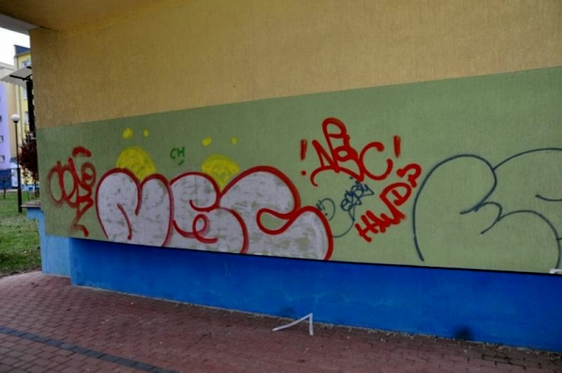 Dwaj grafficiarze wpadli gdy malowali ścianę bloku w dzielnicy fabrycznej Kraśnika (KWP Lublin)
