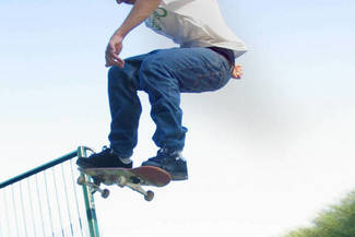 Deskorolkarze zadbali o estetykę tego miejsca, pomalowali elementy przeszkód i ozdobili je logo Łęcz