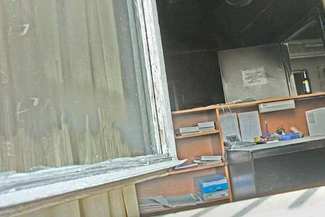 W okno komisariatu poleciał tzw. koktajl Mołotowa (Maciej Kaczanowski)