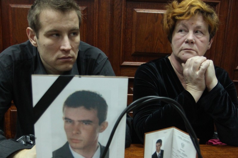 Anna Marzęda z drugim synem i zdjęciem zamordowanego Pawła na sali sądowej<br />
 (Maciej Kaczanowski)
