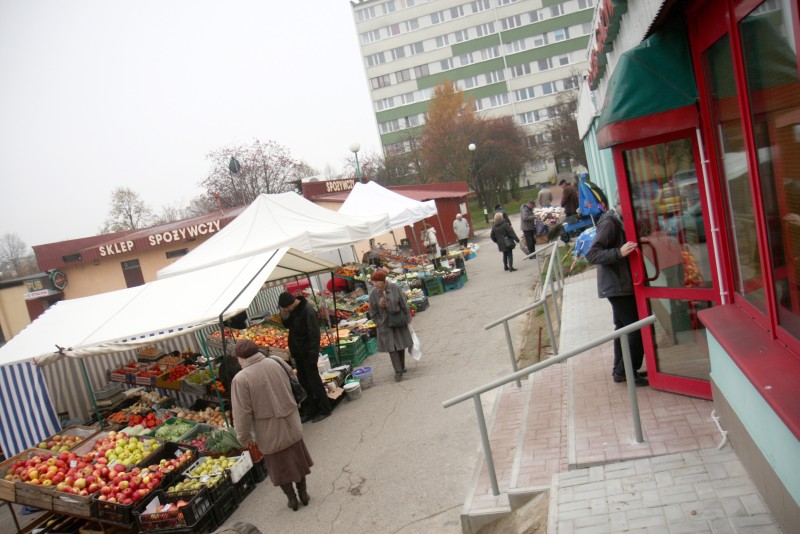 Sprzedawcy stoją teraz przy chodniku pomiędzy sklepem z garmażerką a parkingiem u zbiegu ul. Romanty