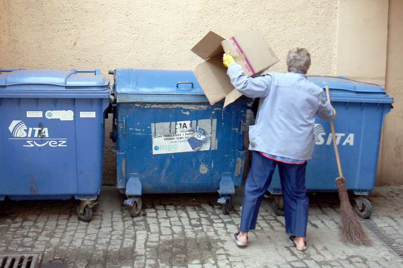 Nowy mechanizm poboru opłat za śmieci ma wejść w życie 1 lipca. Wymusza to na Polsce Unia Europejska