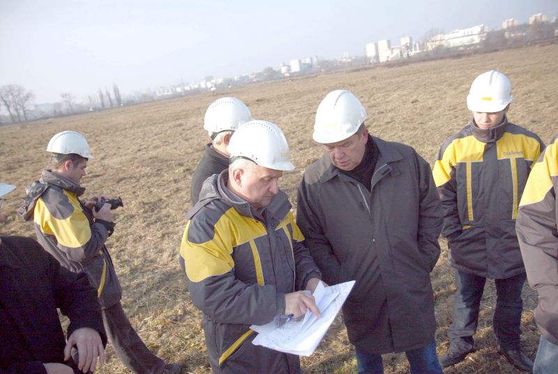 Wczoraj miasto przekazało firmie Budimex teren pod budowę stadionu przy ul. Krochmalnej (Jacek Świer