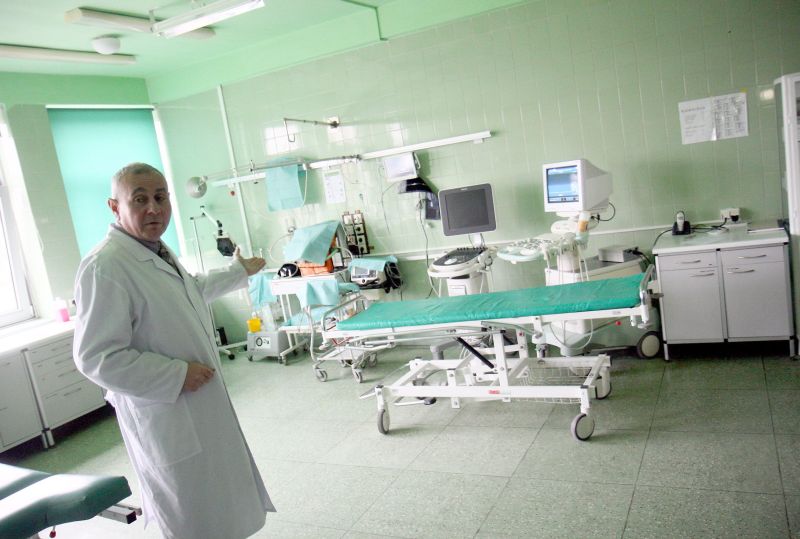 Andrzej Ciołko, dyrektor ds. lecznictwa szpitala przy al. Kraśnickiej, pokazuje pomieszczenia, które