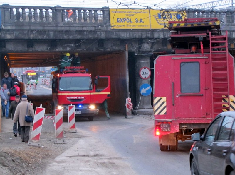 Kierowca ciężarówki zerwał trakcję w tunelu na ul. Kunickiego (Fotonews)