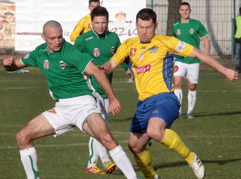 Piotr Prędota (z lewej) walczy o piłkę z Piotem Karwanem (TADEUSZ KLOCEK/ECHO DNIA)