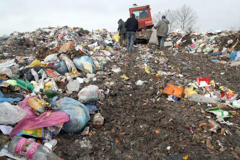 Podwyżki opłat samorządy tłumaczą tym, że odpady będą najpierw trafiać do sortowni, gdzie przejdą sp