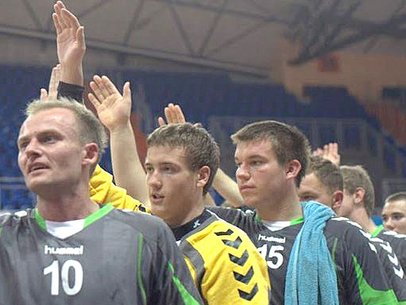 Lublinianie: Dominik Jurek (pierwszy z lewej), bramkarz Paweł Misztal i Jakub Brodziak znowu mogli s