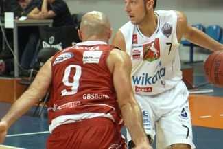 Łukasz Szczypka (z piłką) zdobył w meczu z PWiK 19 punktów (MACIEJ KACZANOWSKI)
