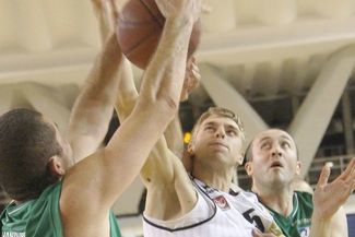 Tym razem Adam Myśliwiec (w białym stroju) dobrze wywiązał się z roli jednego z liderów Novum Lublin