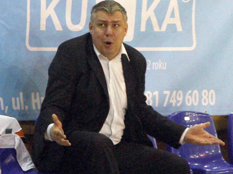 Trener Novum Piotr Karolak (Maciej Kaczanowski)